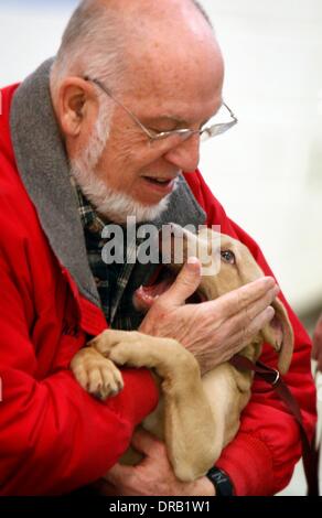 Memphis, Tennessee, USA. 22 janvier, 2014. 22 janvier 2014 - Richard et Nancy Bakewell de Cordova, regardez par-dessus un chiot mercredi à l'abri. Certains des plus les chiens adoptables sont affichées dans le hall de Memphis Services Animaux mercredi lors de l'ouverture des portes. Un petit terrier très populaire porté dans une foule mercredi matin, à l'abri des animaux. Dix personnes ont signé jusqu'à adopter l'un chien. MAS a profité de l'occasion d'une autre parade de chiens adoptables très propriétaires potentiels. ''En décembre 2013 pour la première fois, nous avons eu plus d'animaux vivants, que nous avons libéré eutha Banque D'Images