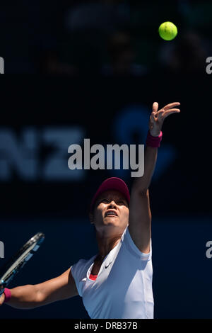 Melbourne, Australie. 23 Jan, 2014. Li Na de Chine sert au cours de sa demi-finale dames contre Eugenie Bouchard du Canada au tournoi de tennis Open d'Australie 2014 à Melbourne, Australie, le 23 janvier 2014. Jundong Crédit : Li/Xinhua/Alamy Live News Banque D'Images