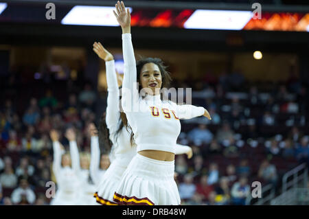 Los Angeles, CA, USA. 22 janvier, 2014. 22 janvier, 2014 - Los Angeles, CA, États-Unis d'Amérique - USC Cheerleaders effectuer au cours de la NCAA match entre la Californie et les Golden Bears de l'USC Trojans au Galen Center de Los Angeles, CA. Credit : csm/Alamy Live News Banque D'Images