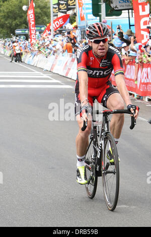 Campbelltown, Adélaïde, Australie. 23 Jan, 2014. Cadel Evans (AUS) de l'équipe BMC Racing franchir la ligne d'arrivée comme le vainqueur de l'étape 3 de la 2014 Santos Tour Down Under en Australie Adelaide Crédit : Boris Karpinski/Alamy Live News Banque D'Images