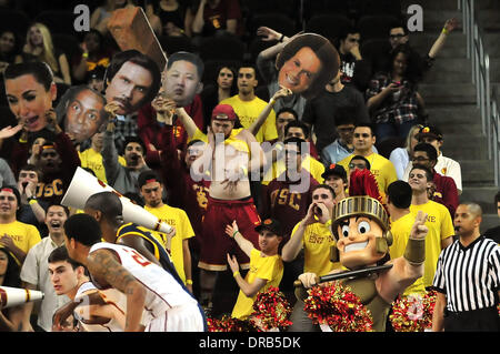 Los Angeles, CA, USA. 22 janvier, 2014. USC Trojans fans cheer dans la seconde moitié en action au cours de la jeu de basket-ball universitaire entre la Californie et les Golden Bears de l'USC Trojans au Galen Center de Los Angeles, Californie.La défaite de l'USC Trojans California Golden Bears 77-69.Louis Lopez/CSM/Alamy Live News Banque D'Images