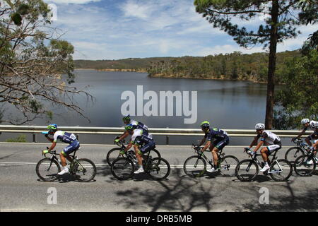 L'Australie du Sud. 23 Jan, 2014. Le chef de l'équipe Orica Greenedge chasing peleton chaîne autour des étangs dans l'étape 3 de la Santos Tour Down Under 2014 de Norwood à Campbelltown, Sud de l'Australie le 23 janvier 2014 Crédit : Peter Mundy/Alamy Live News Banque D'Images