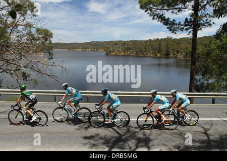 L'Australie du Sud. 23 Jan, 2014. L'équipe Astana dans le peleton principal dans la chaîne pittoresque d'étangs dans l'étape 3 de la Santos Tour Down Under 2014 de Norwood à Campbelltown, Sud de l'Australie le 23 janvier 2014 Crédit : Peter Mundy/Alamy Live News Banque D'Images