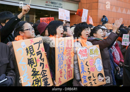 Tokyo, Japon. 23 Jan, 2014. Les travailleurs et syndicalistes des acclamations pour donner le titre d'Utsunomiya kenji 67 ans avocat libéral commence sa campagne pour l'élection au poste de gouverneur le 9 février à Tokyo, Shinjuku le Jeudi, Janvier 23. Soutenu par parti communiste japonais et le Parti social-démocrate, l'ancien directeur de la Fédération japonaise des associations du barreau est l'un des quatre principaux candidats en lice pour l'office d'une mégalopole avec 130 millions de personnes et près de 13 billions de yens budget annuel. Credit : AFLO/Alamy Live News Banque D'Images