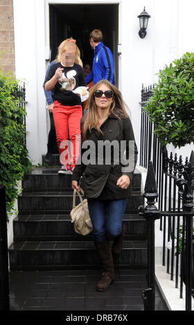 Liz Hurley aka Elizabeth Hurley et partenaire Shane Warne avec ses enfants vu quitter une résidence privée à Londres Londres, Angleterre - 06.07.12 Banque D'Images