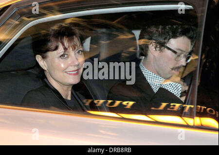 Susan Sarandon avec petit ami Jonathan Bricklin laissant à l'arrière d'une voiture après Sarandon recevait le prix lors du 47e Festival International du Film à Karlovy Vary, Karlovy Vary République Czaech - 07.07.12 Avec : Susan Sarandon avec petit ami Jonathan Bricklin Où : Prague, République tchèque, CR Quand : 07 Juil 2012 Banque D'Images