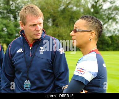 Les entraîneurs Stuart Pearce et l'espoir de l'équipe olympique de football de Powell GO formation à l'Hôtel et Spa Champneys Leicestershire, Angleterre - 09.07.12 Banque D'Images