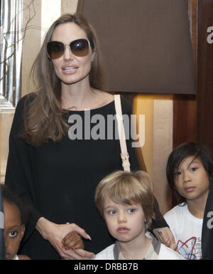 Angelina Jolie quitte l'hôtel l'Europe avec ses enfants Shiloh Jolie-Pitt, Zahara Jolie-Pitt et Pax Thien Jolie-Pitt Sarajevo, Bosnie-Herzégovine - 08.07.12 Avec : Angelina Jolie Quand : 08 Jul 2012 Banque D'Images