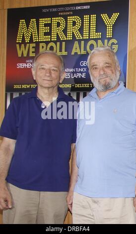 Jonathan Tunick et Stephen Sondheim Signature de CD pour le nouveau rappel ! L'enregistrement de 'Merrily cast nous rouler le long', qui a eu lieu à la librairie Barnes and Noble. La ville de New York, USA - 10.07.12 Banque D'Images