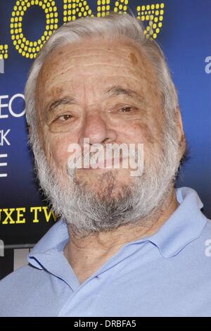 Stephen Sondheim Signature de CD pour le nouveau rappel ! L'enregistrement de 'Merrily cast nous rouler le long', qui a eu lieu à la librairie Barnes and Noble. La ville de New York, USA - 10.07.12 Banque D'Images