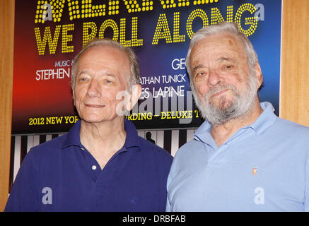 Jonathan Tunick et Stephen Sondheim Signature de CD pour le nouveau rappel ! L'enregistrement de 'Merrily cast nous rouler le long', qui a eu lieu à la librairie Barnes and Noble. La ville de New York, USA - 10.07.12 Banque D'Images