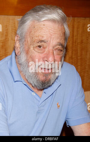 Stephen Sondheim Signature de CD pour le nouveau rappel ! L'enregistrement de 'Merrily cast nous rouler le long', qui a eu lieu à la librairie Barnes and Noble. La ville de New York, USA - 10.07.12 Banque D'Images