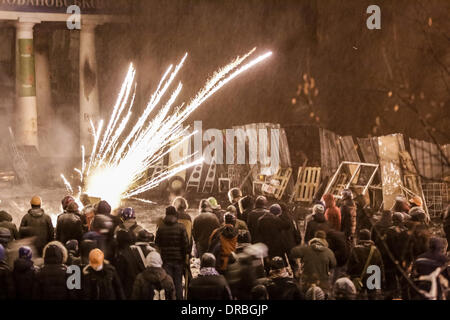 Moscou, l'Ukraine. 22 janvier, 2014. Les manifestants se heurtent à la police à Kiev, Ukraine, le 22 janvier 2014. Au moins deux manifestants auraient été tués à Kiev le mercredi matin durant les affrontements avec les policiers, le procureur général du pays. Credit : RIA/Xinhua/Alamy Live News Banque D'Images