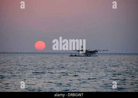 D'hydravion à crépuscule, Maldives, océan Indien Banque D'Images