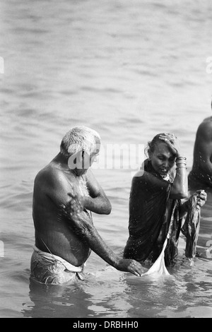 Echelle de couple, Makar Sankranti, la rivière Hoogly, Kolkata, Bengale occidental, Inde, 1977 Banque D'Images