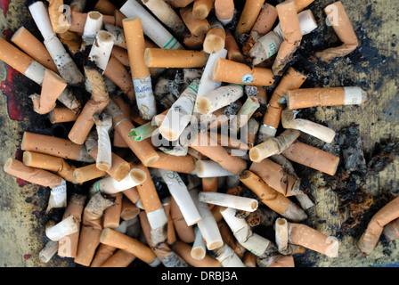 Les mégots de cigarette, substitués à l'extérieur de Queen Alexandra Hospital, Portsmouth, Hampshire, Angleterre. Banque D'Images