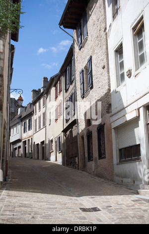 La rue vide à Saint-Yrieix-la-Perche avec l'architecture domestique traditionnelle française aux beaux jours d'été avec ciel bleu Banque D'Images