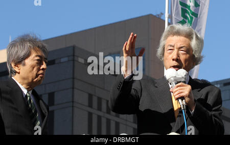 Tokyo, Japon. 23 Jan, 2014. L'ancien Premier Ministre Junichiro Koizumi propose une campagne électorale Discours de l'ancien premier ministre Morihiro Hosokawa durant la Tokyo élections de gouverneurs en face du siège du Gouvernement Métropolitain de Tokyo le 23 Jan 2014 à Tokyo, Japon. La campagne officielle a débuté le 23 janvier pour l'élection au poste de gouverneur de Tokyo le 9 février. Koichi Kamoshida/crédit : Jana Press/ZUMAPRESS.com/Alamy Live News Banque D'Images