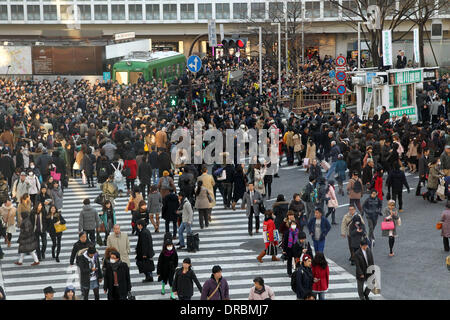 Tokyo, Japon. 23 Jan, 2014. L'ancien Premier Ministre Junichiro Koizumi propose une campagne électorale Discours de l'ancien premier ministre Morihiro Hosokawa durant la Tokyo élections de gouverneur le 23 Jan 2014 à Tokyo, Japon. La campagne officielle a débuté le 23 janvier pour l'élection au poste de gouverneur de Tokyo le 9 février. Koichi Kamoshida/crédit : Jana Press/ZUMAPRESS.com/Alamy Live News Banque D'Images