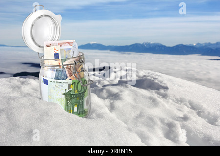 Billets en pot dans la neige sur la montagne Banque D'Images