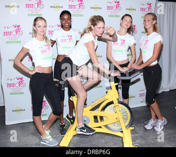 Lindsay Ellingson, Arlenis Sosa, Behati Prinsloo, Doutzen Kroes et Erin Heatherton, Victoria Secret top-modèles à vélo au profit de la recherche contre le cancer au Cycle de l'âme New York City, USA - 11.07.12 Banque D'Images