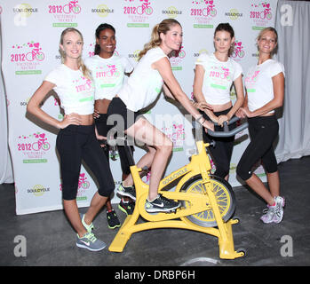 Lindsay Ellingson, Arlenis Sosa, Behati Prinsloo, Doutzen Kroes et Erin Heatherton, Victoria Secret top-modèles à vélo au profit de la recherche contre le cancer à l'âme Cycle Où : New York City, United States Quand : 11 Oct 2012 Banque D'Images