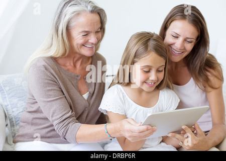 Les femmes multi-generation using digital tablet Banque D'Images