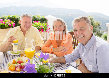 Senior friends enjoying breakfast sur balcon Banque D'Images