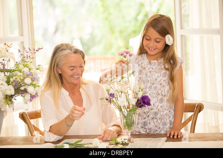 Grandmother and granddaughter arranging flowers Banque D'Images