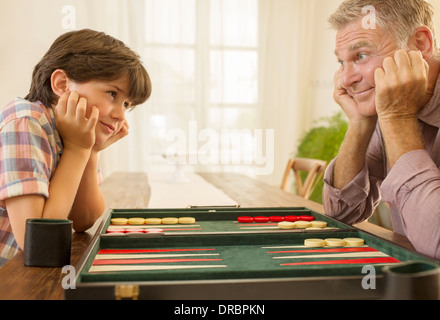 Grand-père et petit-fils jouant au backgammon Banque D'Images