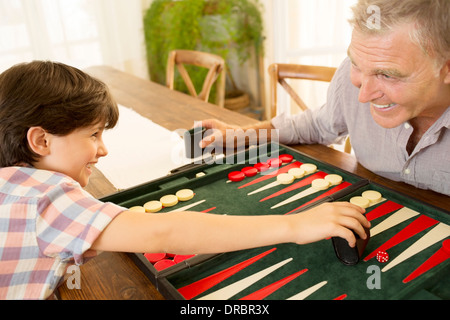 Grand-père et petit-fils jouant au backgammon Banque D'Images