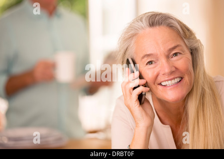 Senior Woman talking on cell phone Banque D'Images