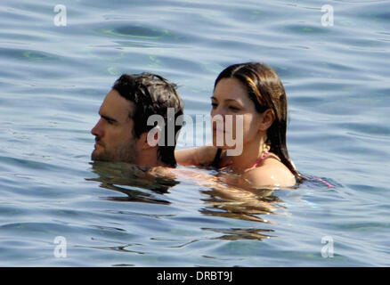 Kelly Brook et Thom Evans passent du temps ensemble de baignade sur l'île d'Ischia, Italie - 12.07.12 Banque D'Images