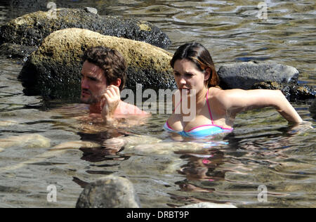 Kelly Brook et Thom Evans passent du temps ensemble de baignade sur l'île d'Ischia, Italie - 12.07.12 Banque D'Images