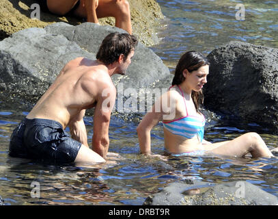 Kelly Brook et Thom Evans passent du temps ensemble de baignade sur l'île d'Ischia, Italie - 12.07.12 Banque D'Images