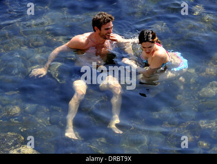 Kelly Brook et Thom Evans passent du temps ensemble de baignade sur l'île d'Ischia, Italie - 12.07.12 Banque D'Images