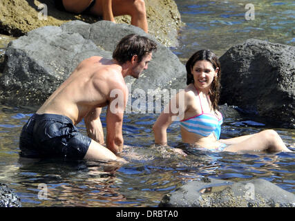 Kelly Brook et Thom Evans passent du temps ensemble de baignade sur l'île d'Ischia, Italie - 12.07.12 Banque D'Images