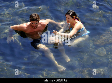 Kelly Brook et Thom Evans passent du temps ensemble de baignade sur l'île d'Ischia, Italie - 12.07.12 Banque D'Images