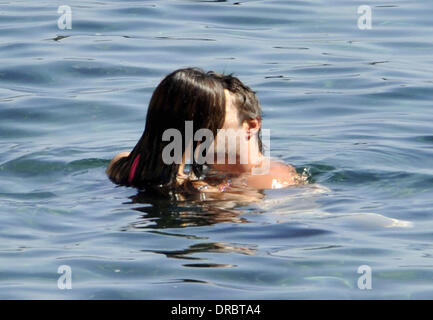 Kelly Brook et Thom Evans passent du temps ensemble de baignade sur l'île d'Ischia, Italie - 12.07.12 Banque D'Images