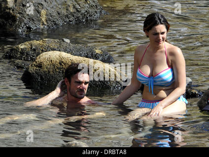 Kelly Brook et Thom Evans passent du temps ensemble de baignade sur l'île d'Ischia, Italie - 12.07.12 Banque D'Images