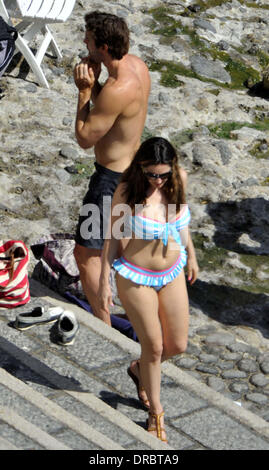 Kelly Brook et Thom Evans passent du temps ensemble de baignade sur l'île d'Ischia, Italie - 12.07.12 Banque D'Images