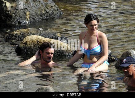 Kelly Brook et Thom Evans passent du temps ensemble de baignade sur l'île d'Ischia, Italie - 12.07.12 Banque D'Images