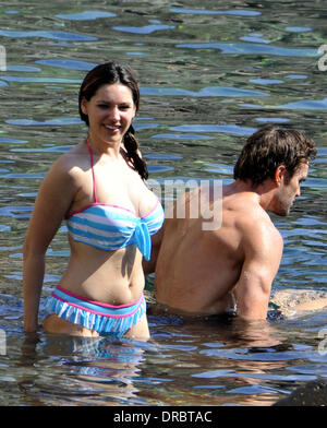 Kelly Brook et Thom Evans passent du temps ensemble de baignade sur l'île d'Ischia, Italie - 12.07.12 Banque D'Images