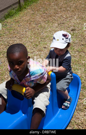 Les enfants jouent dans le jardin à Cape Town - Afrique du Sud Banque D'Images
