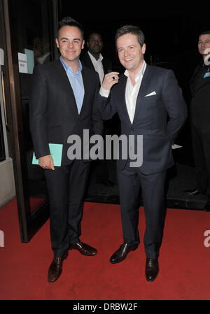 Anthony McPartlin et Declan Donnelly aka Ant & Dec ITV 'Summer' Partie, qui a lieu au Restaurant Aqua - Arrivées. Londres, Angleterre 12.07.12 Banque D'Images