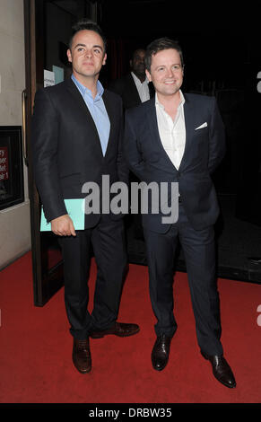 Anthony McPartlin et Declan Donnelly aka Ant & Dec ITV 'Summer' Partie, qui a lieu au Restaurant Aqua - Arrivées. Londres, Angleterre 12.07.12 Banque D'Images