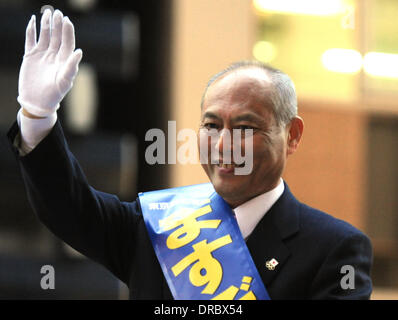 Tokyo, Japon. 23 Jan, 2014. L'ancien ministre de la santé japonais Yoichi Masuzoe participe à une campagne pour l'élection de gouverneur de Tokyo à Tokyo, capitale du Japon, le 23 janvier, 2014. Credit : Stringer/Xinhua/Alamy Live News Banque D'Images