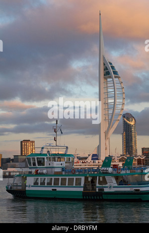 Portsmouth Spinnaker Tower et Gosport ferry à la tombée de la nuit en janvier à Portsmouth, Hampshire, Royaume-Uni Banque D'Images