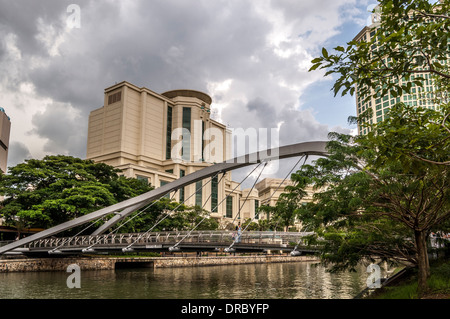 Le pont Robertson, passerelle en arc d'acier au-dessus de la rivière Singapour, Singapour. Banque D'Images