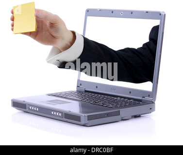 Ordinateur portable gris jaune avec stick note rappel avec copie espace clipping path isolated on white Banque D'Images